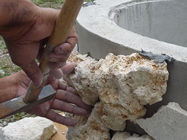 琉球石灰岩をコンクリートの型に貼り付ける作業