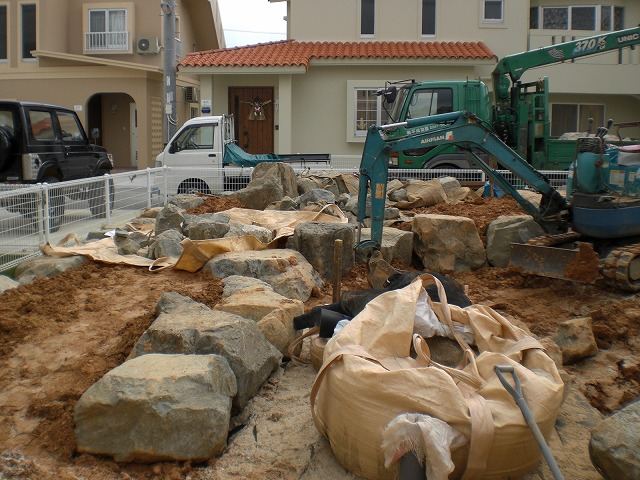 沖縄市　K氏邸　約60トンの岩を運び入れ