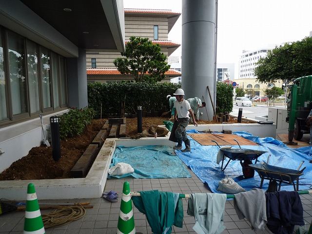 那覇新都心メディアビル　前庭の土入れ替え