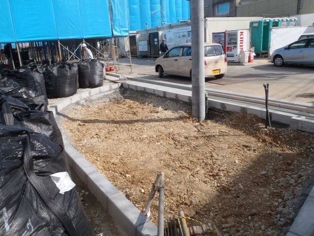 小野建（株）沖縄県中部倉庫前植栽着工の写真