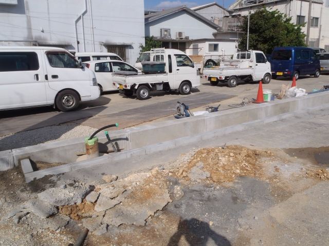 小野建（株）沖縄県中部倉庫前植栽着工の写真