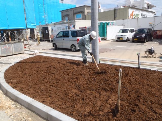 小野建（株）沖縄県中部倉庫前植栽竣工の写真