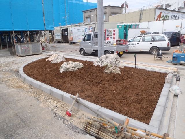 小野建（株）沖縄県中部倉庫前植栽竣工の写真