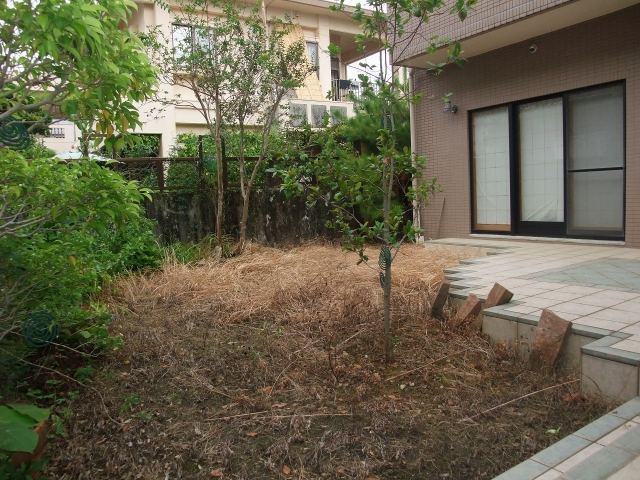 沖縄市　Ｓ氏邸　タイル張・花壇レンガ積の写真