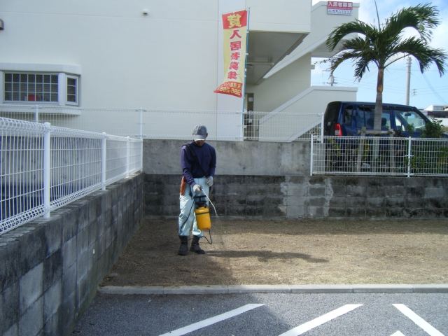 某飲食店　防草シート工の写真