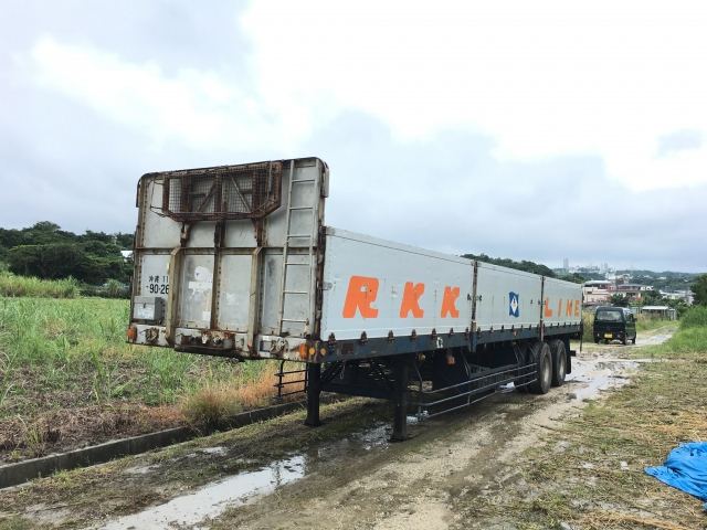 本土へ樹木を運ぶコンテナシャーシ